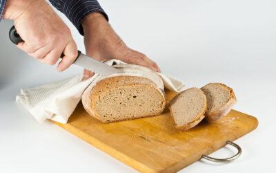 كيفية تقطيع الخبز محلي الصنع دون سحقه