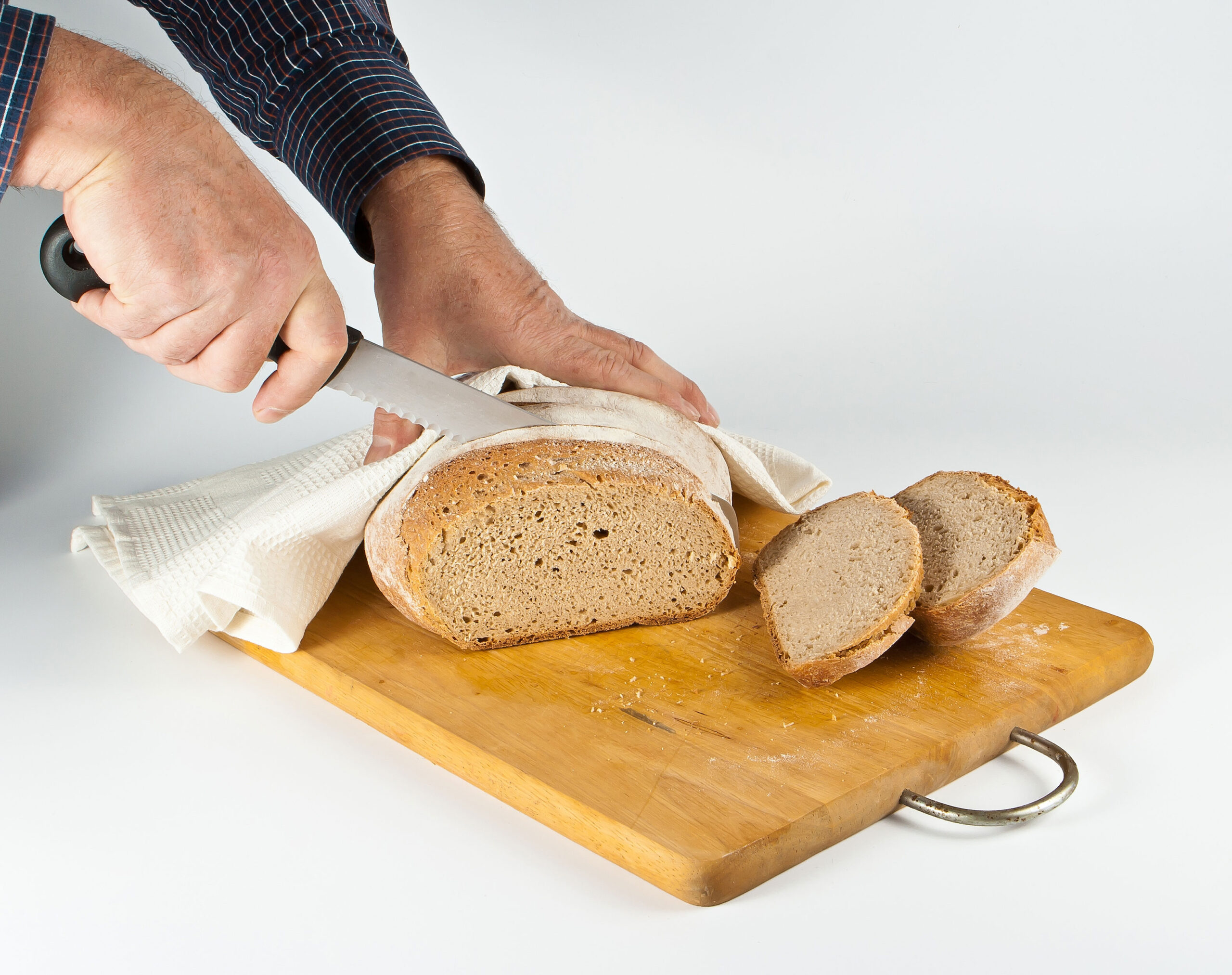 Un uomo affetta un grosso coltello con pane fresco con crosta dorata. Il  concetto di cottura a casa cibo dieta senza lievito Foto stock - Alamy
