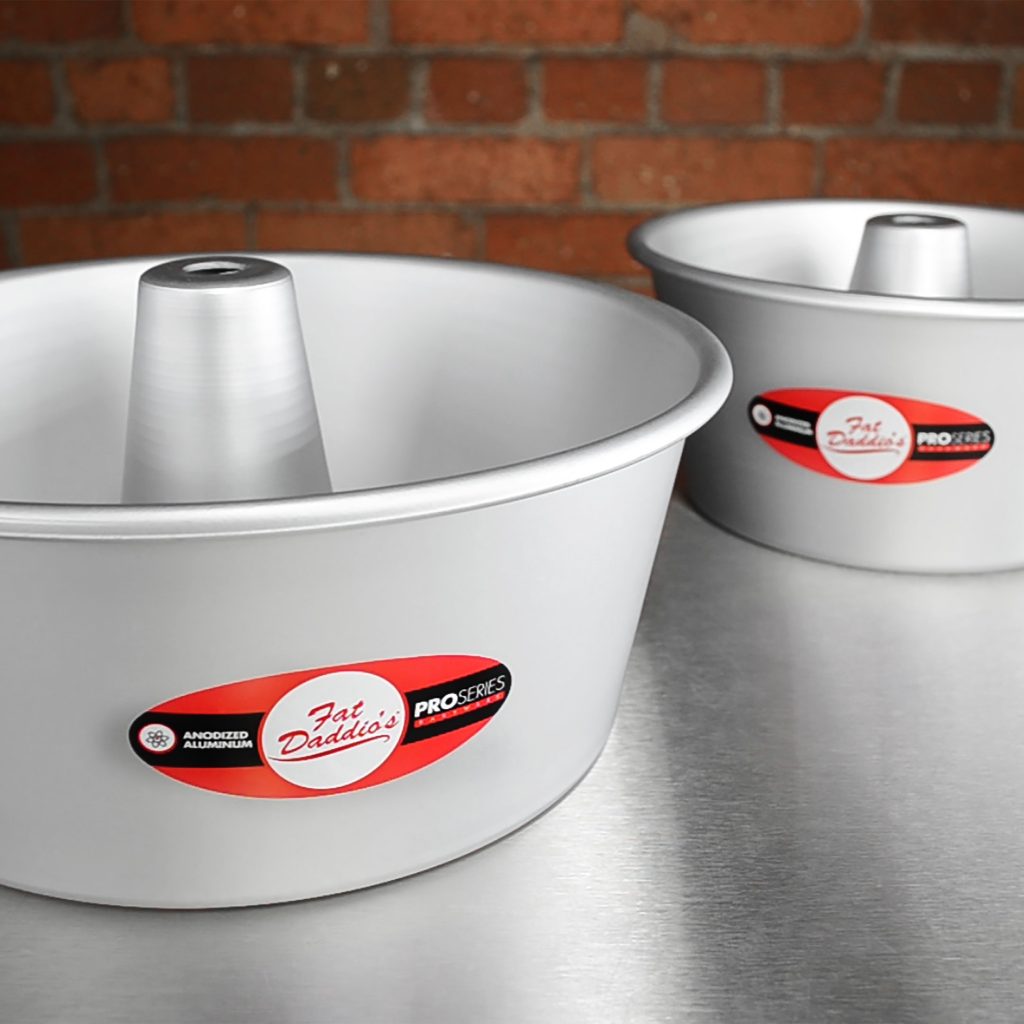 Twee bakvormen voor angel food cake in een bakkerij.