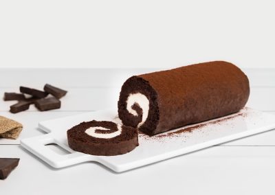 Rollo de gelatina de pastel de chocolate en una panadería