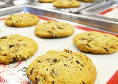 Plaques à pâtisserie et tapis en silicone avec biscuits dans une boulangerie