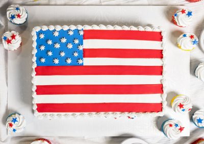 Torta al foglio con bandiera americana e cupcakes per il Giorno dell'Indipendenza