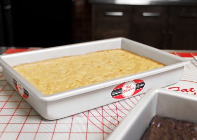 Blondie em uma forma de cheesecake de folha com fundo removível em uma padaria
