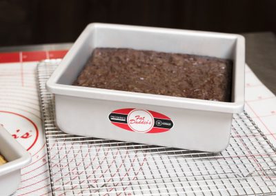 Brownie in einer Blech-Käsekuchenform mit abnehmbarem Boden in einer Bäckerei